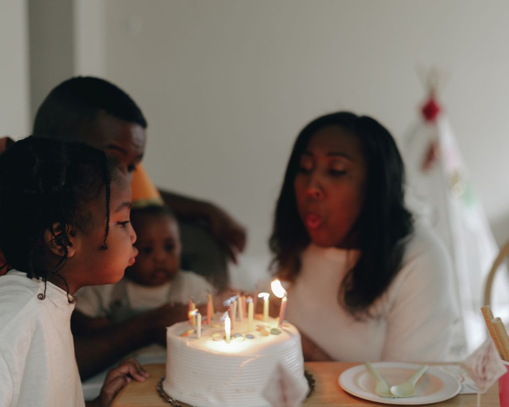 Famille réunie autour d’un gâteau d’anniversaire