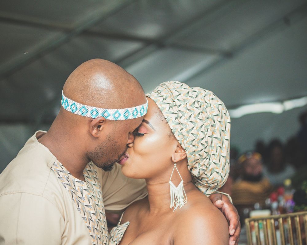 Couple de mariés en tenue traditionnelle