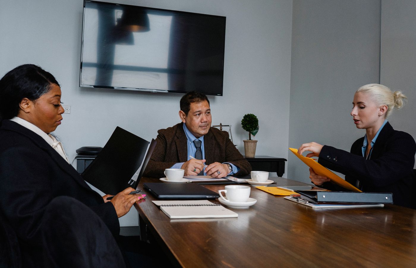 Professionnels étudiant des documents pendant une réunion de travail
