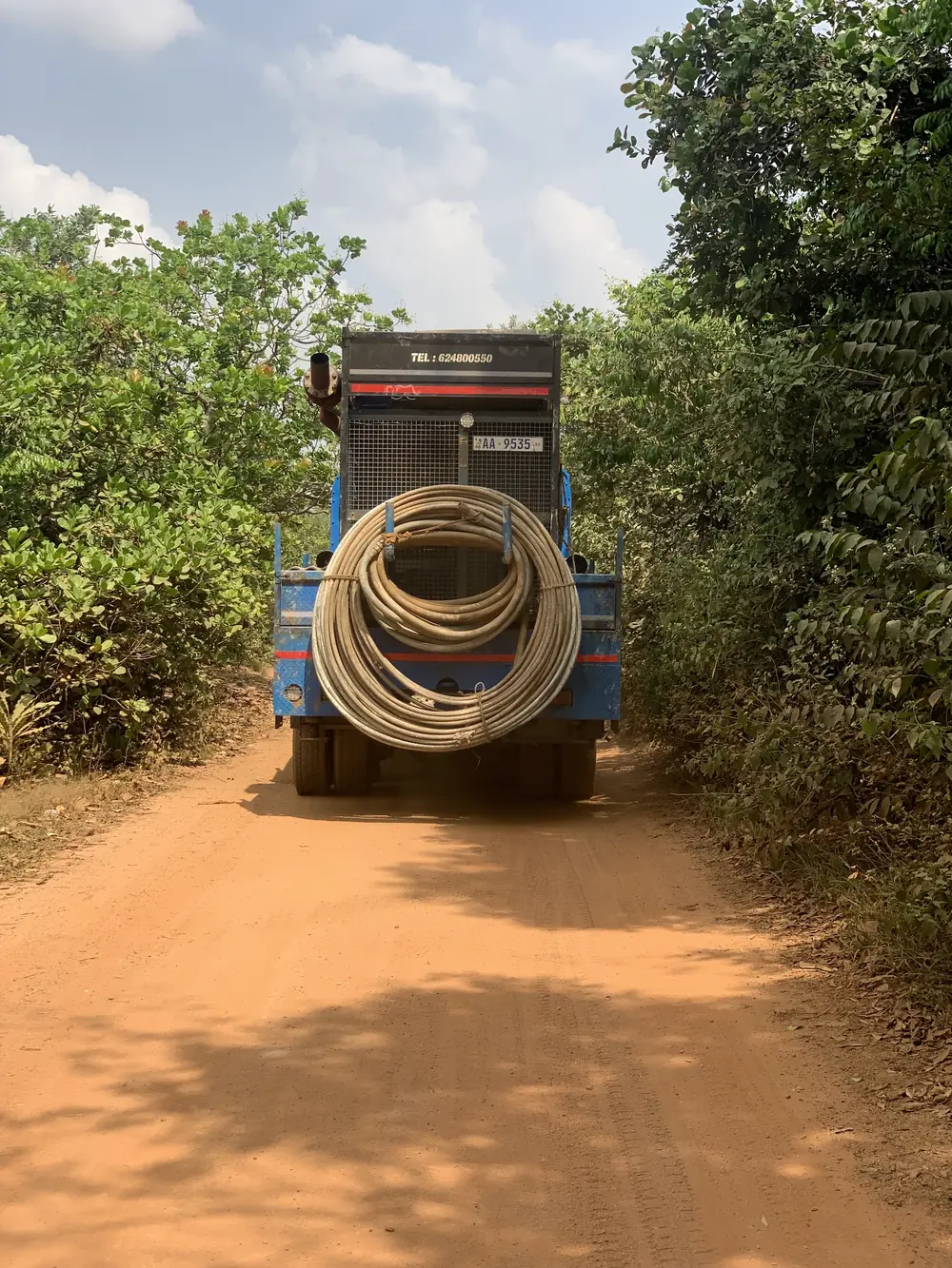 Camion de forage sur une piste