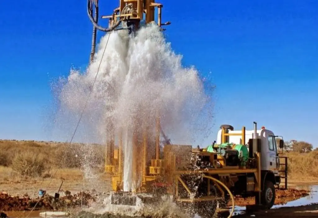 Jaillissement d’eau pendant une opération de forage