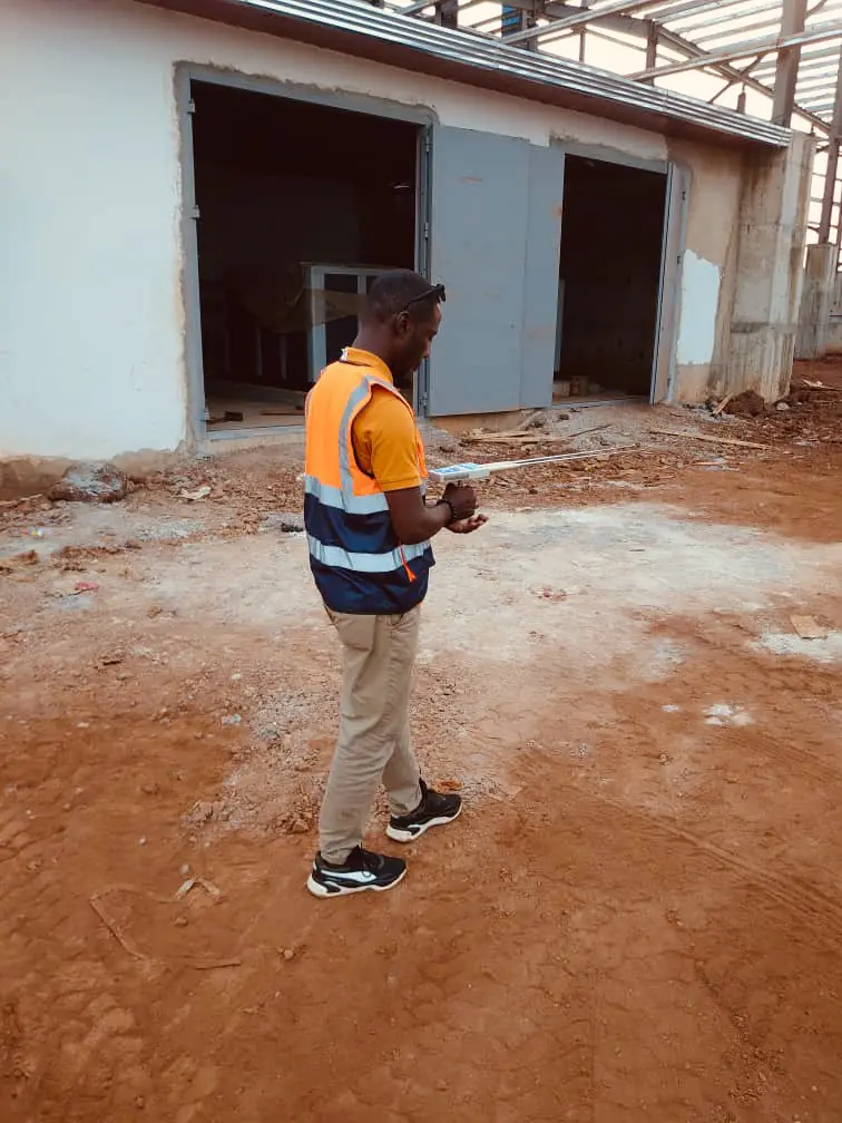Technicien sur un chantier de forage
