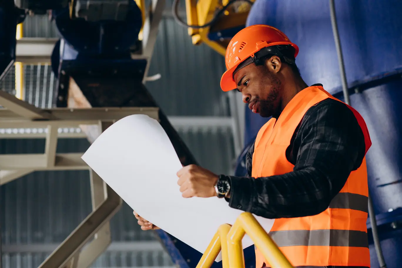 Professionnel du bâtiment consultant des plans