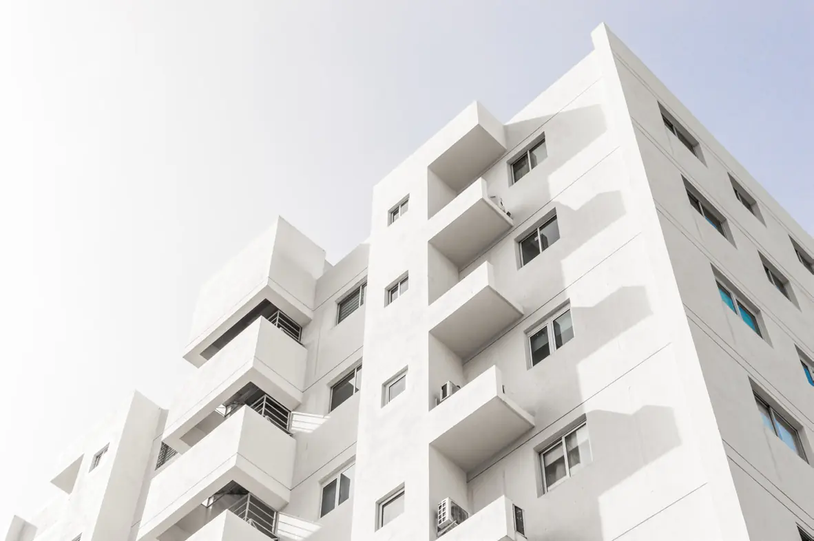 Façade d’un immeuble résidentiel blanc