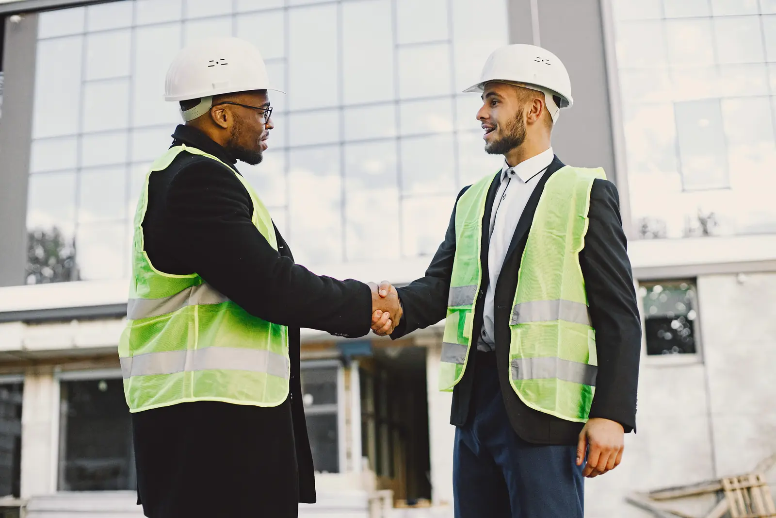 Deux professionnels du bâtiment se serrent la main