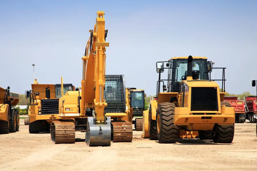 Engins de chantier alignés sur un parc